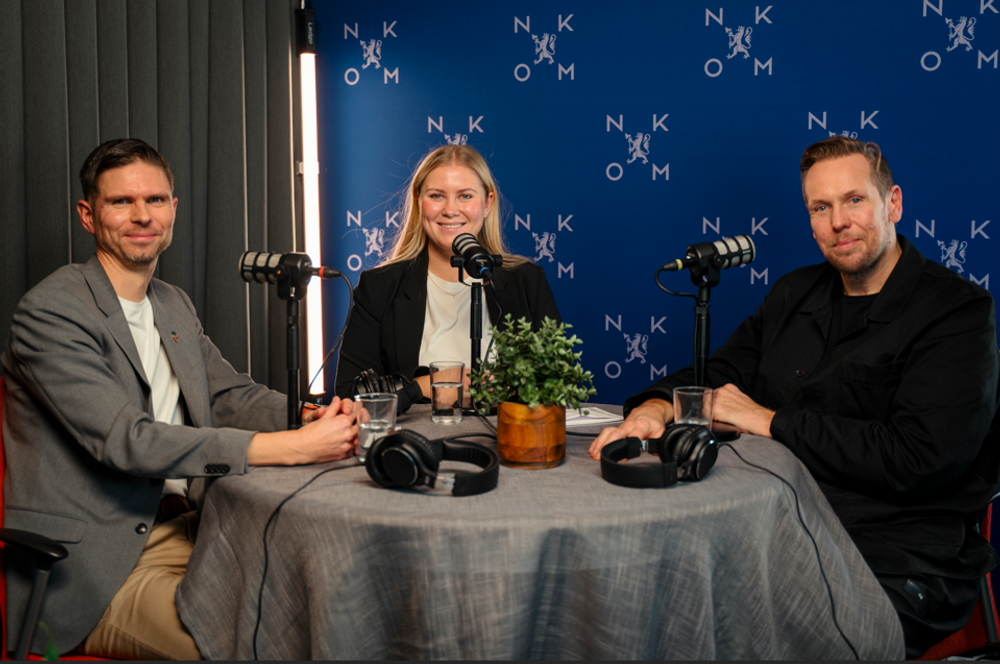 to menn og en dame i studio